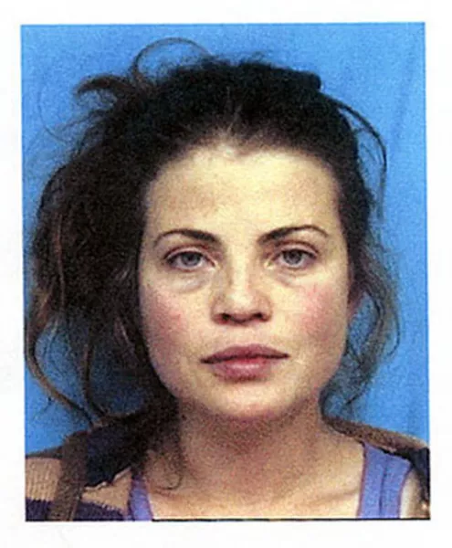 A Baywatch cicababáját, Yasmine Bleeth-t 2001 szeptemberében tartóztatták le kokain birtoklása miatt. Bűnösnek vallotta magát, két év próbára bocsájtották és 100 óra közmunkát kapott.