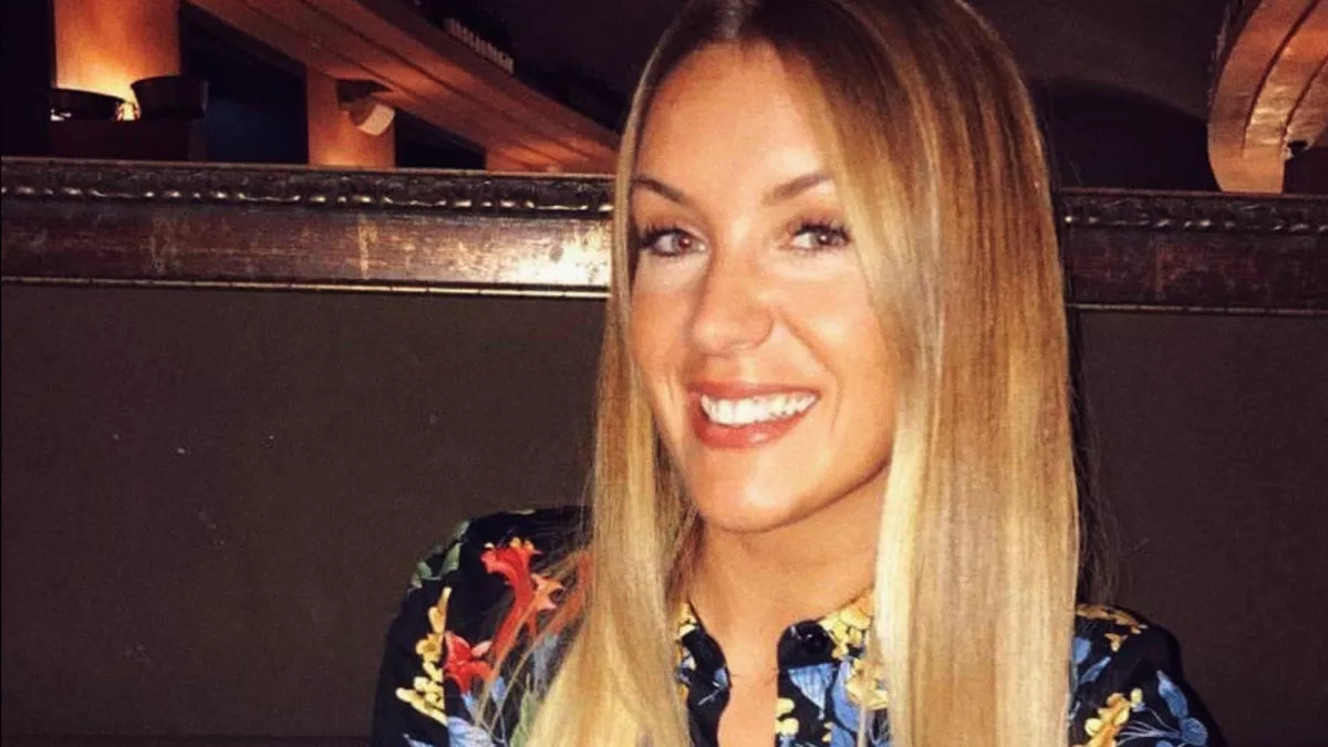 Szerelme különleges ajándékától ragyog Pamela. Vajon mit rejt az apró dobozka?