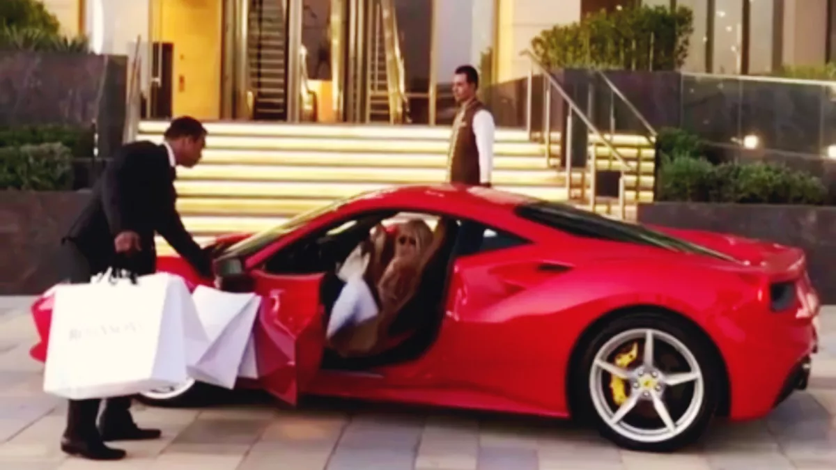 Ciki! A szuperkocsijával akart menőzni a szőke bombázó, de mindenki mást vett észre a videón!