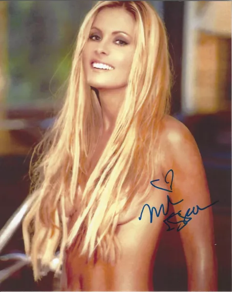 Dedikált képét ma is árulják a neten.