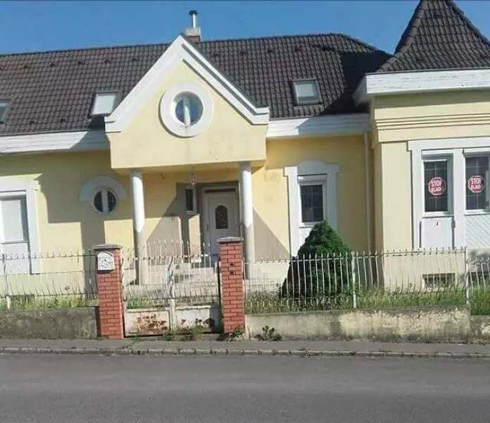 Olvasónk májusi fotóján tisztán látszik, a vakolat már több helyen kopik, a növények kipusztultak, ráférne egy fellújítás a Győzike-villára.