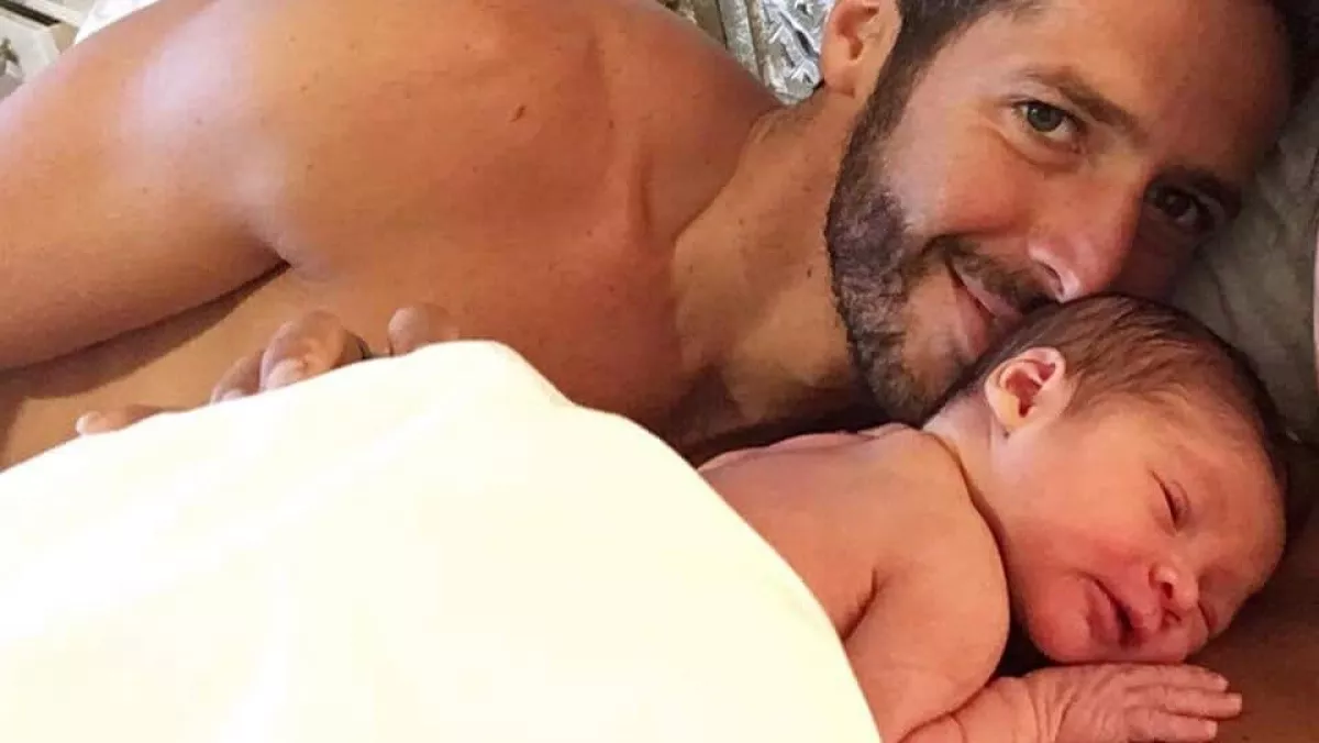 Itt a trükk: 5 másopderc alatt nyugtatja meg ez az apuka a zokogó kisbabáját! - Videó