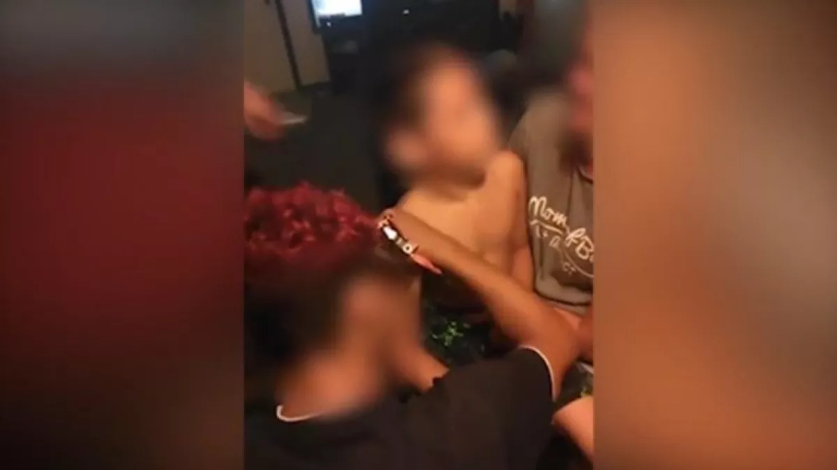 Megdöbbentő! Az anyja vette videóra, hogy tetoválják a 10 éves fiát - Videó