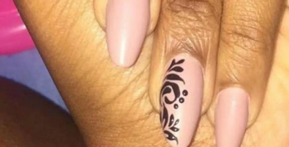 Fotót posztolt a körmeiről, képe más miatt terjed futótűzként a világban