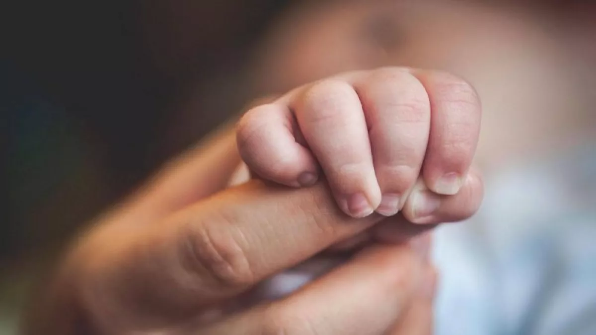 Két hónapja lett apa, most láthatta először kislányát a magyar sztár! - Fotó