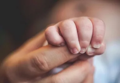 Két hónapja lett apa, most láthatta először kislányát a magyar sztár! - Fotó