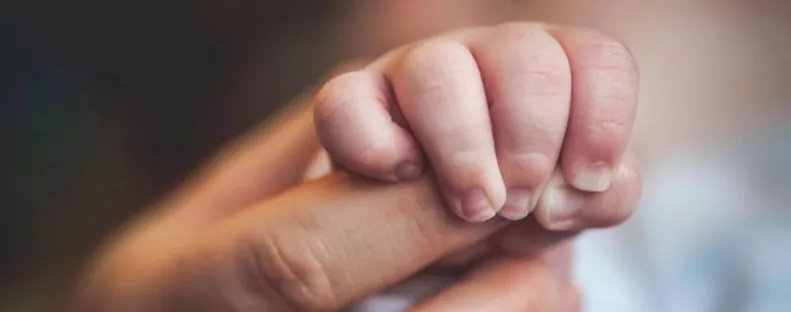 Két hónapja lett apa, most láthatta először kislányát a magyar sztár! - Fotó