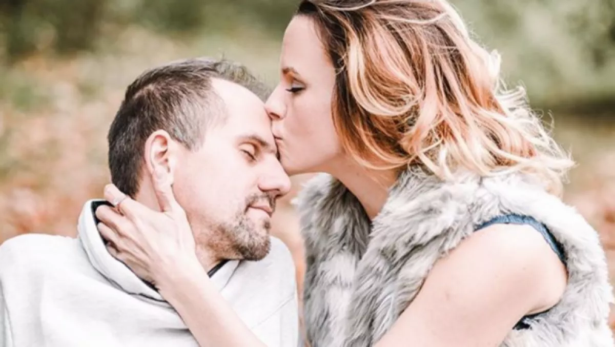 Mint két tojás! Családi szelfit posztoltak az ikrekkel Kollányi Zsuzsiék!