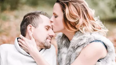 Mint két tojás! Családi szelfit posztoltak az ikrekkel Kollányi Zsuzsiék!