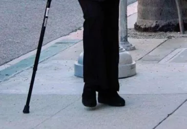 Döbbenet! Bottal jár az egykori szexszimbólum - megöregedett!