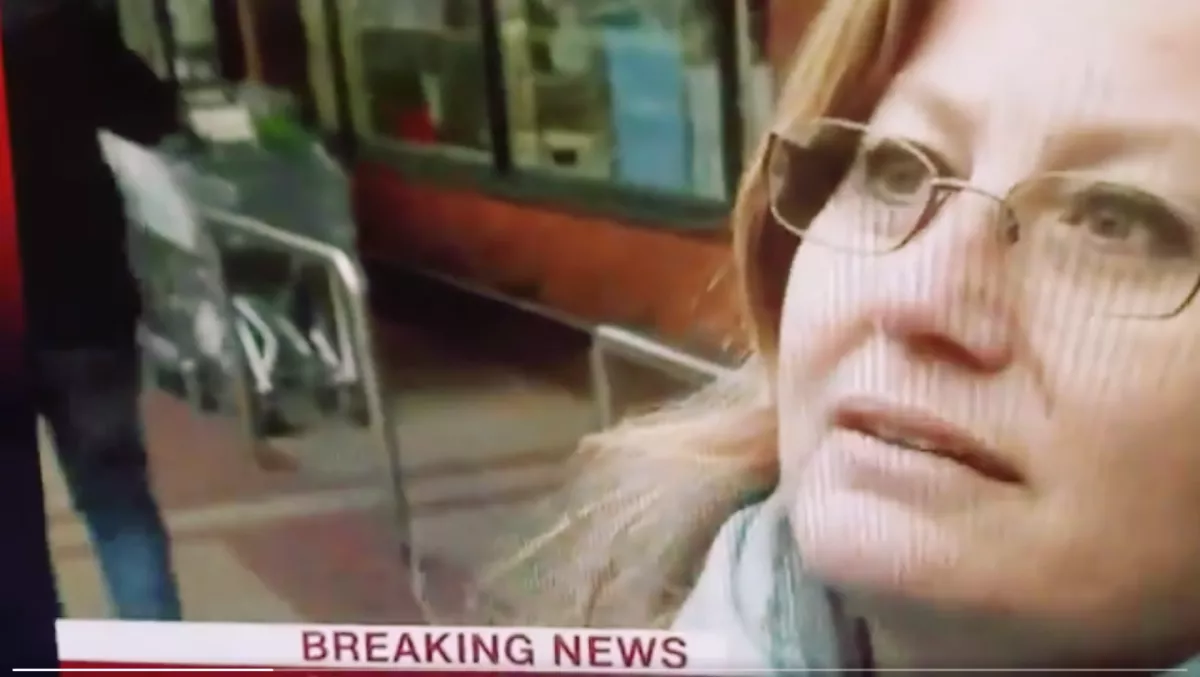 A semmiből teleportált egy kisfiú az interjú hátterébe - videó