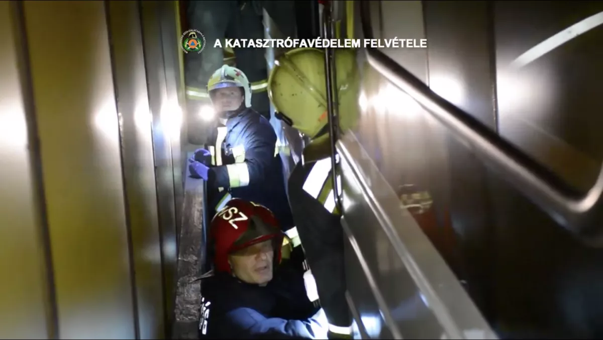 Metrógázolás a Klinikáknál - Drámai videót tettek közzé a mentésről