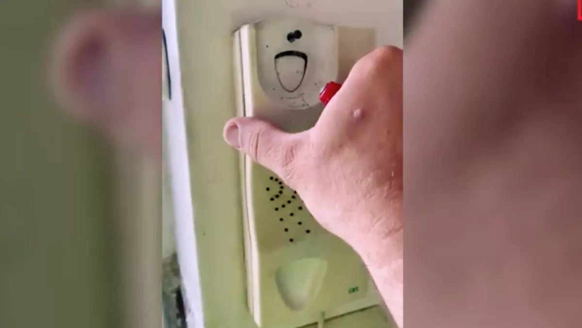 Szétszedte a férfi a kaputelefonját, hátborzongató dolgot talált benne! - Videó