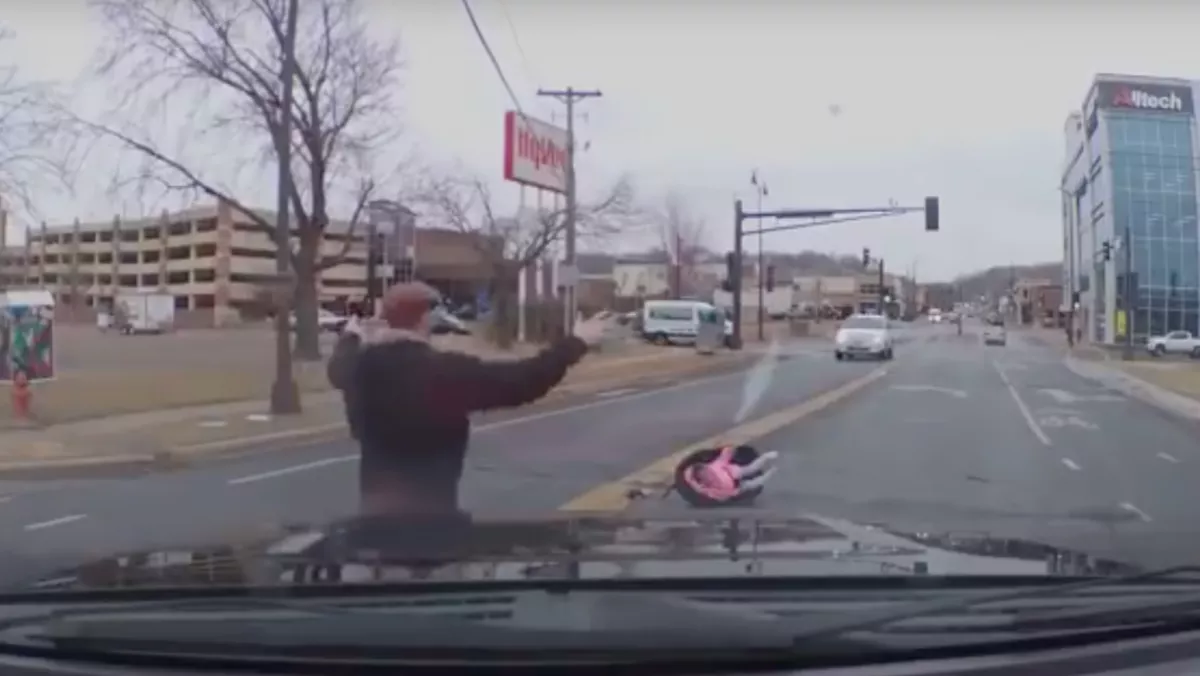 Sokkoló videó! Gyereküléssel együtt repült ki a kislány a kocsiból!