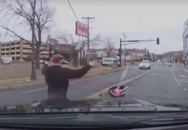 Sokkoló videó! Gyereküléssel együtt repült ki a kislány a kocsiból!