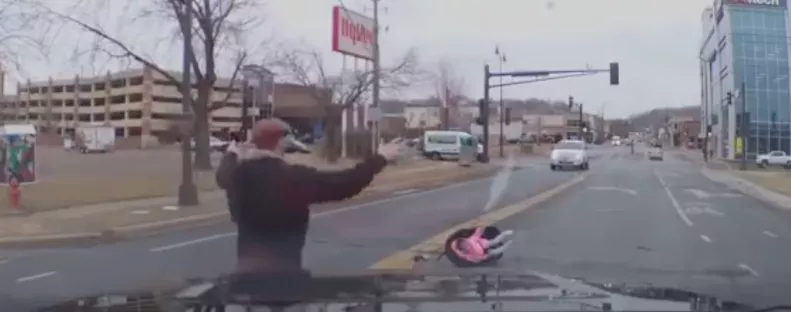 Sokkoló videó! Gyereküléssel együtt repült ki a kislány a kocsiból!