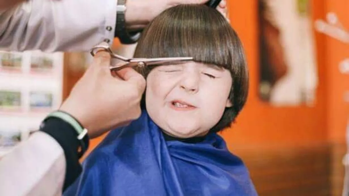 6 éves kora óta nem vágatta le a haját a lány, így néz ki most! - Videó