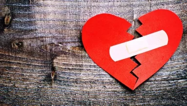 Szakítottak a fiatal íróval! Újra szingli a szexi sztár