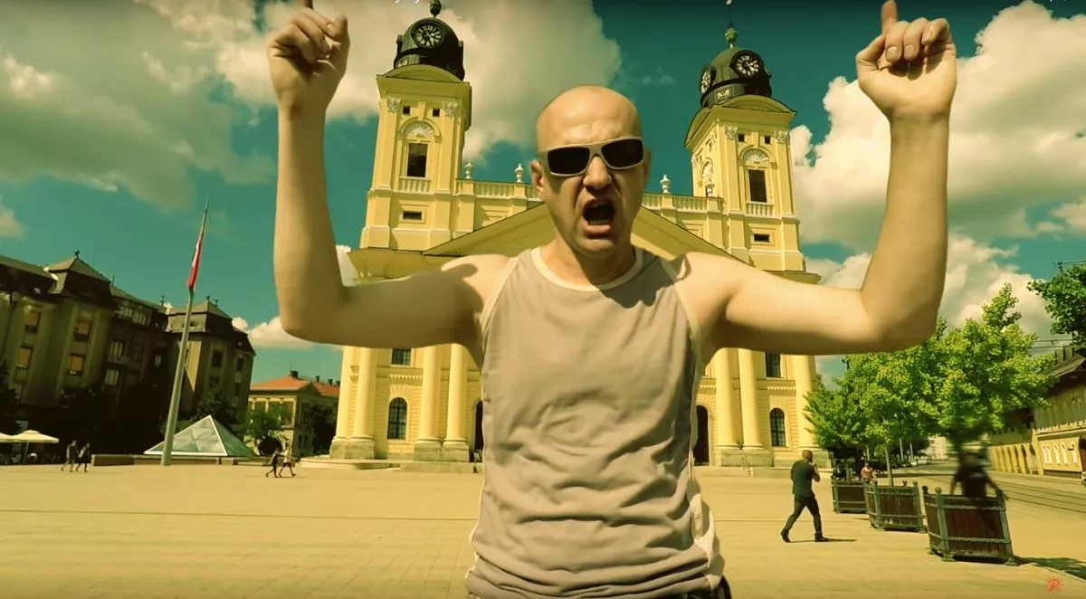Besírsz! Pusztító dalt írt Debrecenről a kacsatollas Graveman! - Videó
