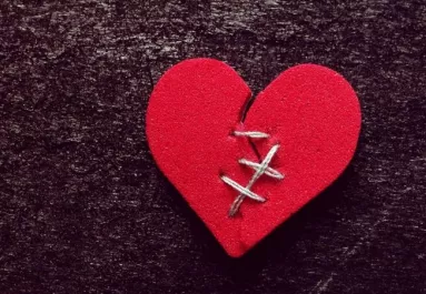 Ez nagyon rövid lett! Szakított a magyar énekes a párjával!