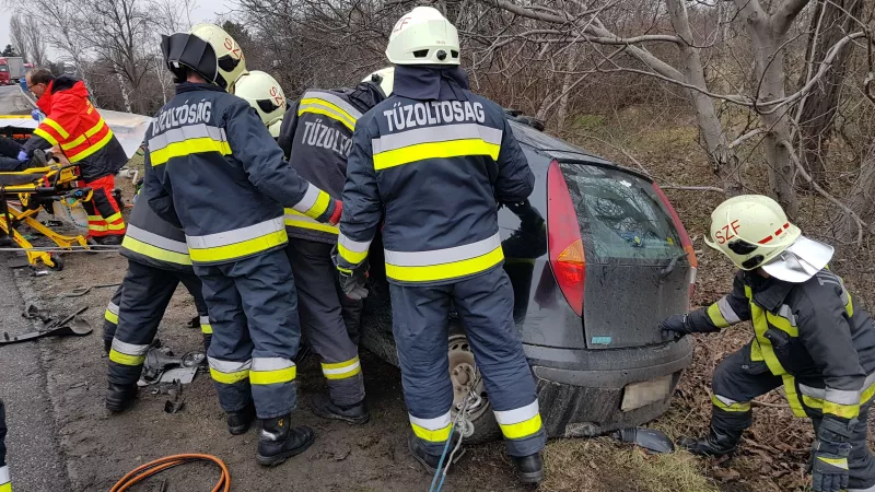 A 63-ason történt balesetben ketten meghaltak, ketten súlyosan megsérültek. /Fotók: Farkas-Bozsik Gábor tűzoltó alezredes, székesfehérvári katasztrófavédelmi kirendeltség