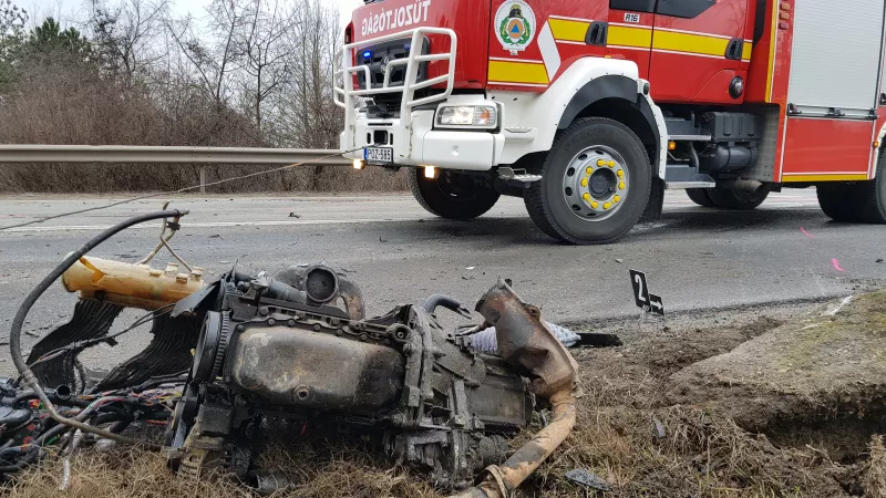 A 63-ason történt balesetben ketten meghaltak, ketten súlyosan megsérültek. /Fotók: Farkas-Bozsik Gábor tűzoltó alezredes, székesfehérvári katasztrófavédelmi kirendeltség