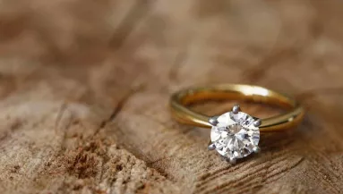 Hát mégis igaz: eljegyezték a gyönyörű színésznőt!