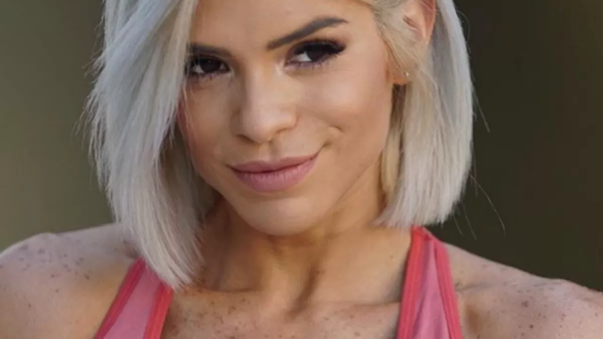 Besírsz! Malacok támadtak a bikinis modellre, fenéken harapta az egyik! - Videó