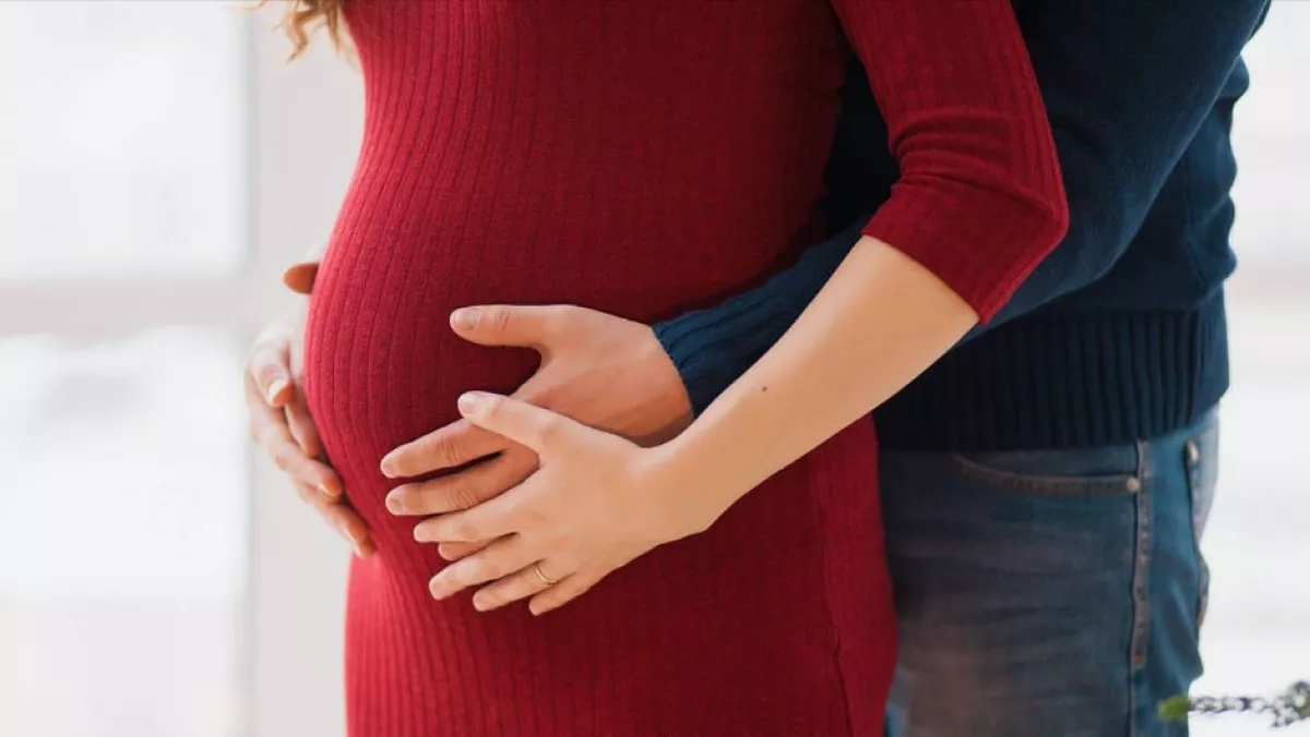 Pocakos képpel kürtölte világgá: babát vár a magyar énekesnő!