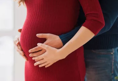 Pocakos képpel kürtölte világgá: babát vár a magyar énekesnő!