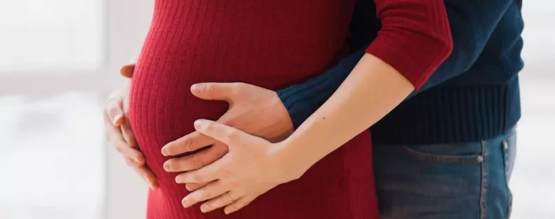 Pocakos képpel kürtölte világgá: babát vár a magyar énekesnő!