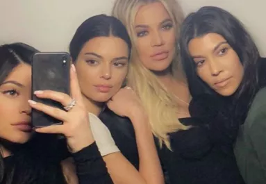 BOTRÁNY: ismét, ezúttal 3 nővel csalta meg párja a Kardashian-lányt! - FOTÓK