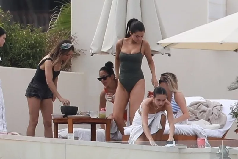 Selena a barátnőivel nyaralt Mexikóban. Miután kiderült mindez, paparazzik tucatjai leptk el a környéket. Egyikőjüknek sikerült is a bikiniben sütkérező sztár elcsípnie...