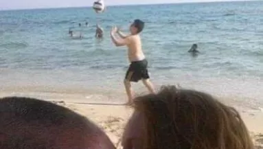 Életük képét tette tönkre a labdázó fiú, a netezők azonnal a segítségükre siettek! Besírsz a képeken!