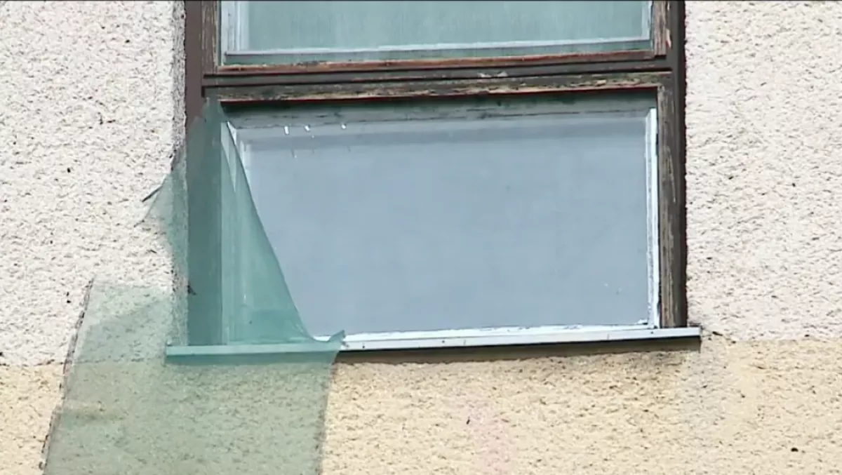 Borzasztó tragédia: kizuhant a harmadikról egy kislány - Videó