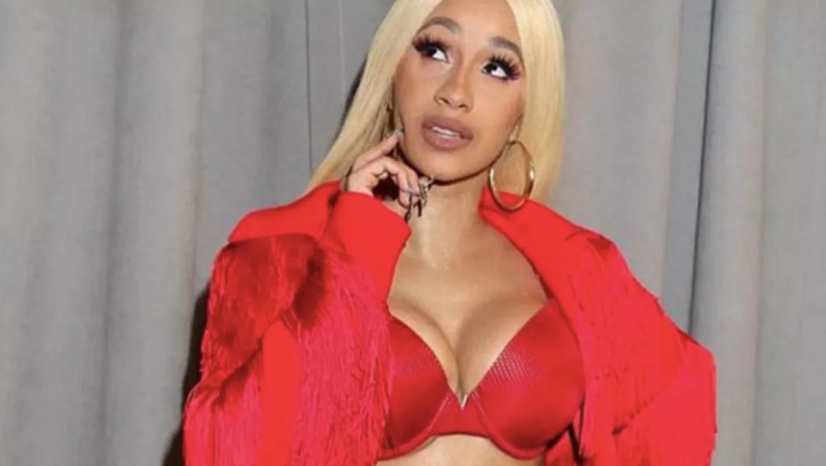 Mi ez a has? Bikiniben, smink nélkül fotózták le Cardi B-t! - Fotók