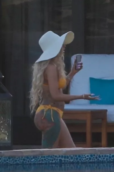 Íme egy kép a nyaralásáról. Ezen az arca még nem látszik, a pocakja azonban már igen. Vajon mitől kerekedett így ki? - találgatják a rajongók.