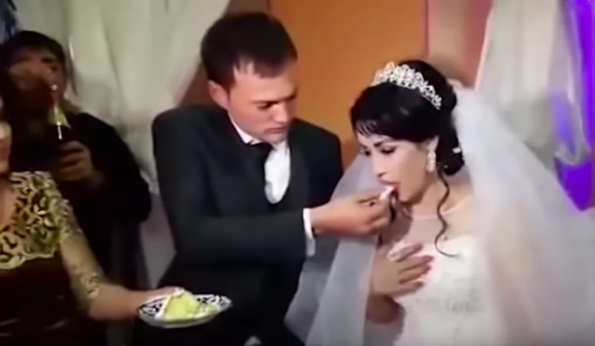 Holtodiglan! Az oltár előtt vágta arcon a menyasszonyt a férfi! - videó