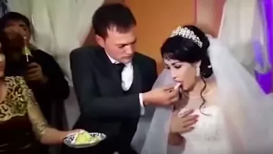 Holtodiglan! Az oltár előtt vágta arcon a menyasszonyt a férfi! - videó