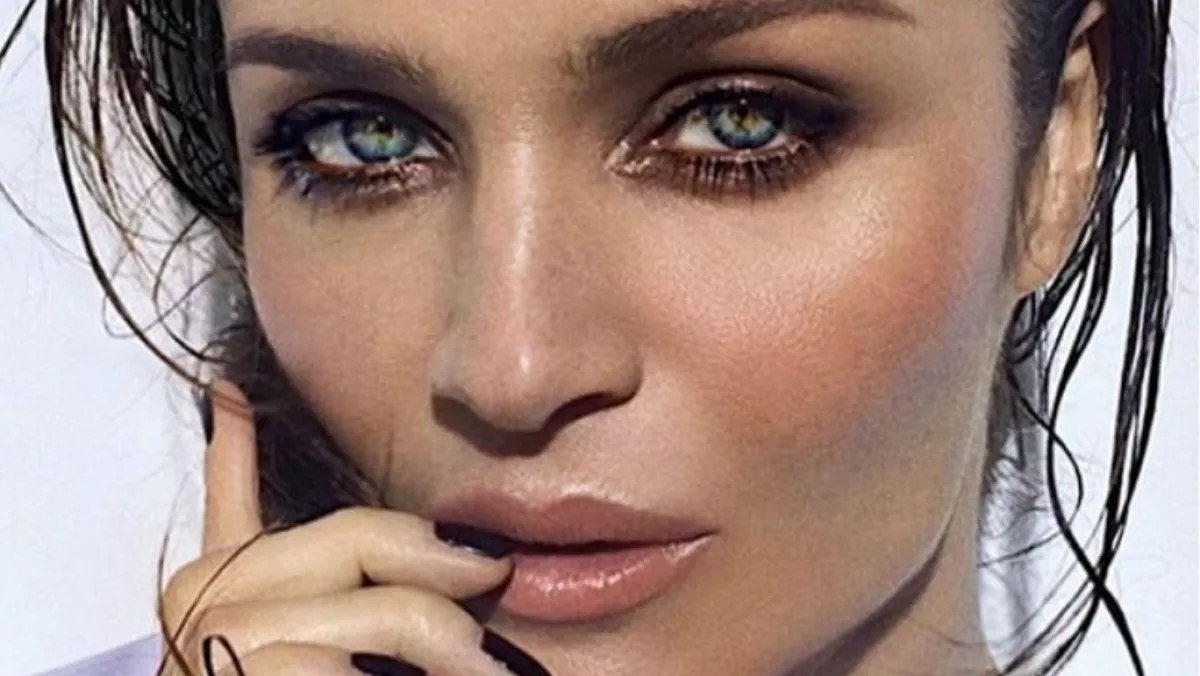 50 évesen vetkőzött meztelenre a legendás modell! - Fotók