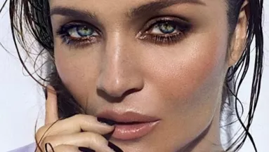 50 évesen vetkőzött meztelenre a legendás modell! - Fotók