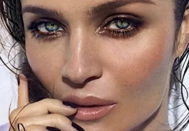 HIHETETLEN FOTÓK: Túl az 50-en is bármikor levetkőzik a legendás modell!