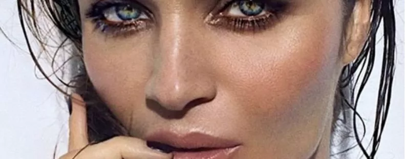 HIHETETLEN FOTÓK: Túl az 50-en is bármikor levetkőzik a legendás modell!