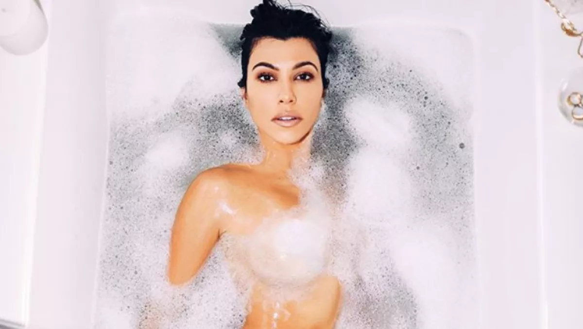 Az évszázad photoshop bakija! Kourtney Kardashian fürdős képén röhög a világ! - Fotók