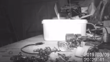 Valaki minden este rendet rakott a férfi műhelyében, a kamera felvételén ledöbbent a világ