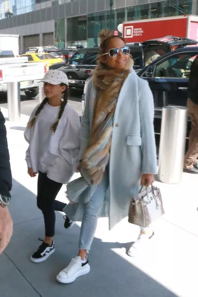 Jennifer Lopez és Emme a napokban shoppingolni ment New Yorkban, J-Lo kislányának szerettek volna rhákat venni.