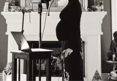 Ezzel a képpel kürtölte világgá: babát vár az énekesnő!