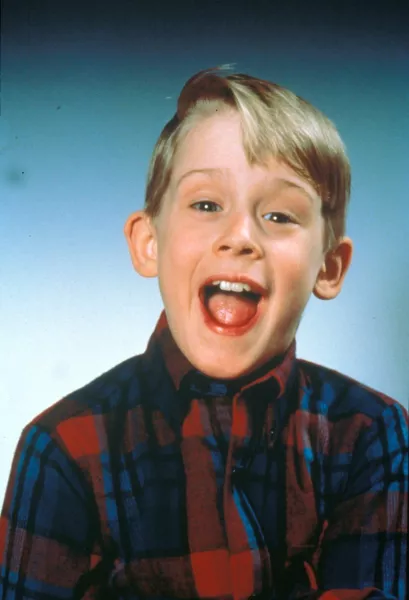 Íme Macaulay Culkin, ahogy az egész világ emlékezetében él. A 90-es években számos sikeres filmben szerepet kapott, karrierje csúcsa volt ez az időszak.