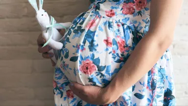 Tíz hónapja szült, újra babát vár a gyönyörű modell! - Fotó