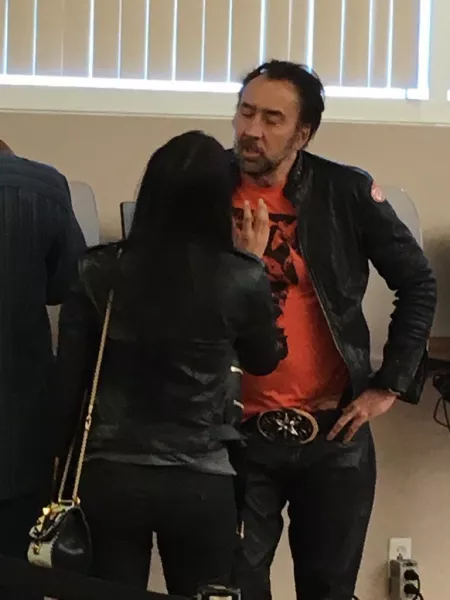 Az ifjú férj, Nicolas Cage és neje egy hotel előtt kapott hajba. 